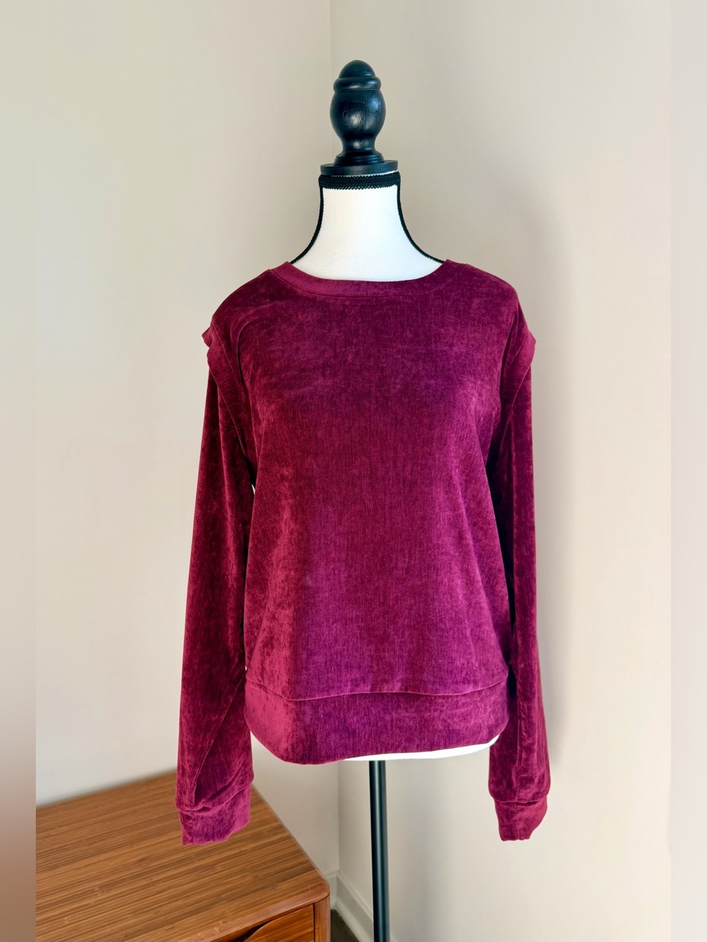EVEREVE Burgundy Velour Ruffle Shoulder Sweatshirt – Size Medium